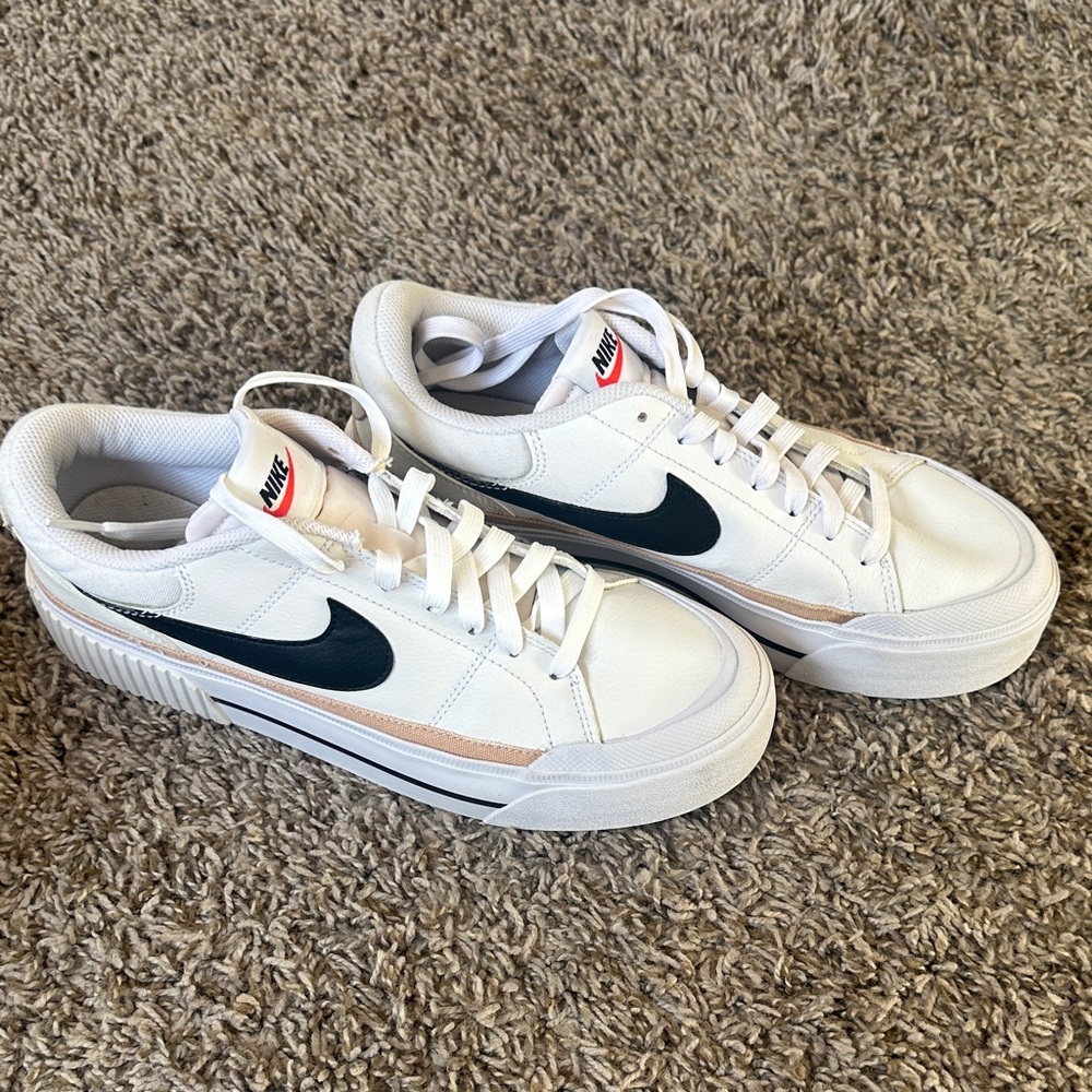 Nike White and Black Sneakers